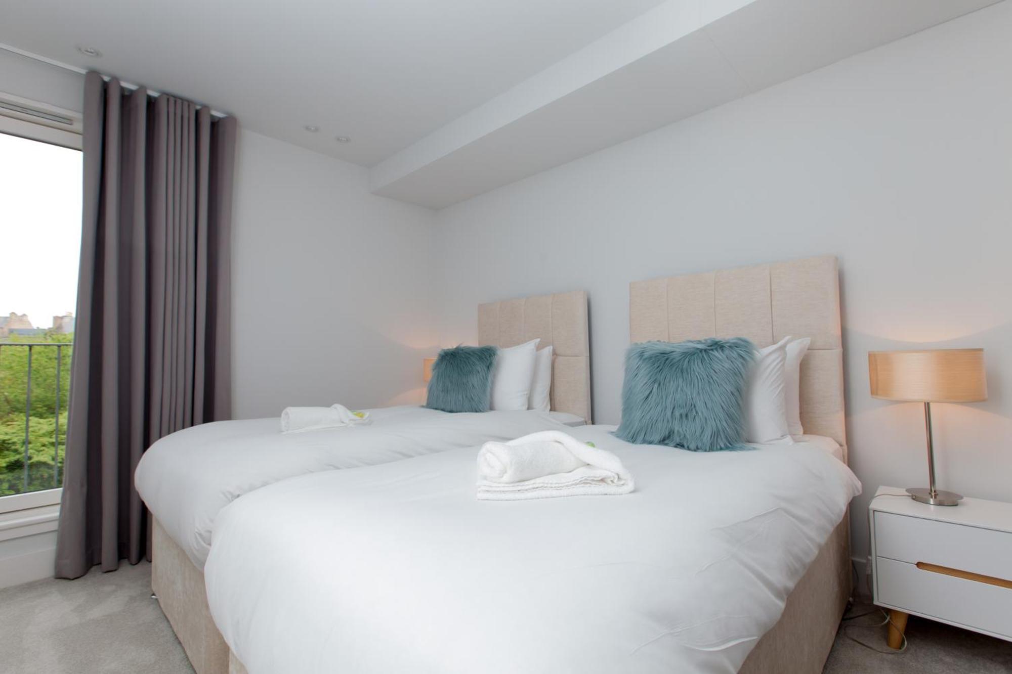 Luxurious - Sleeps 6 *