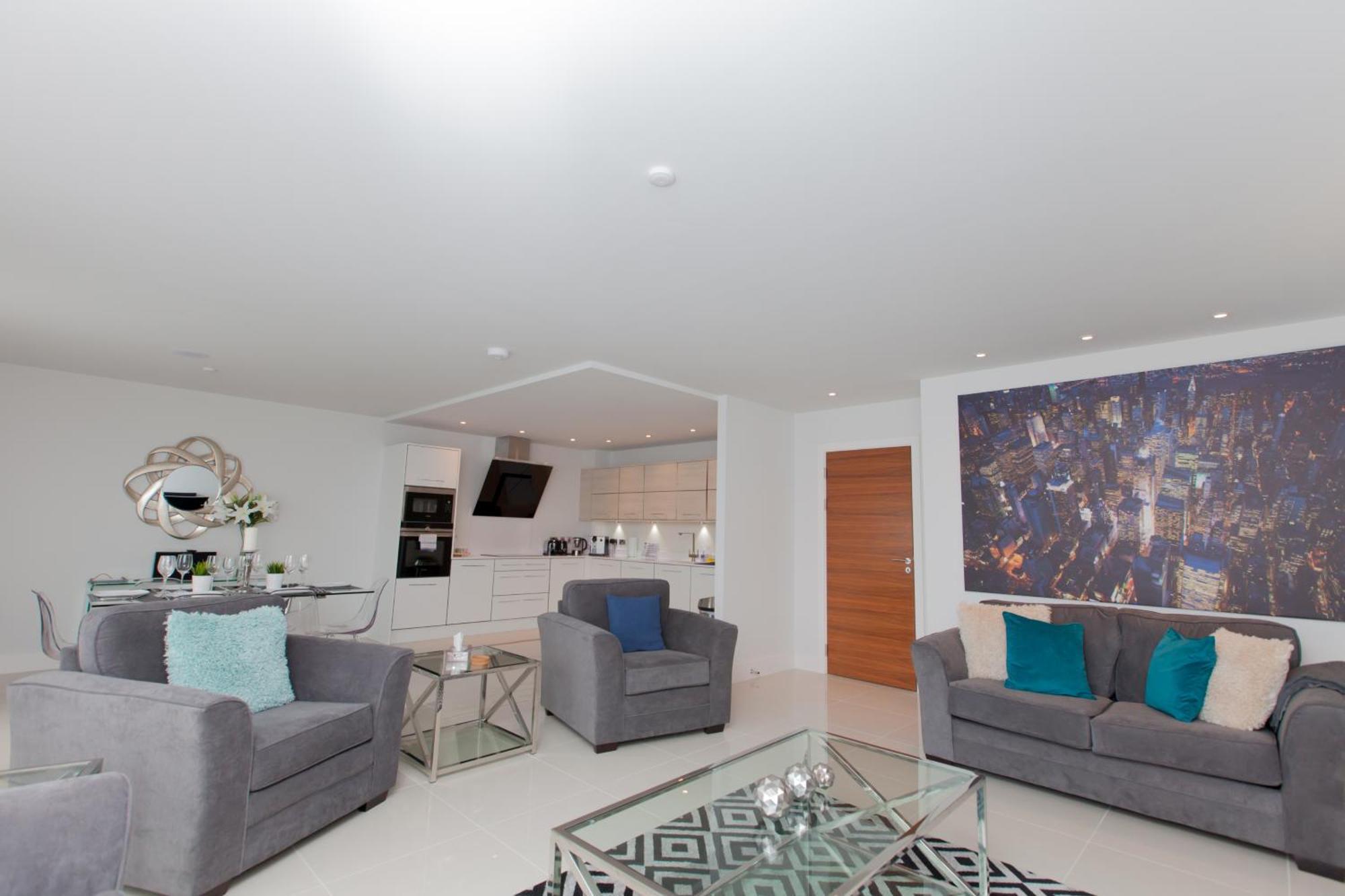 Luxurious - Sleeps 6 *